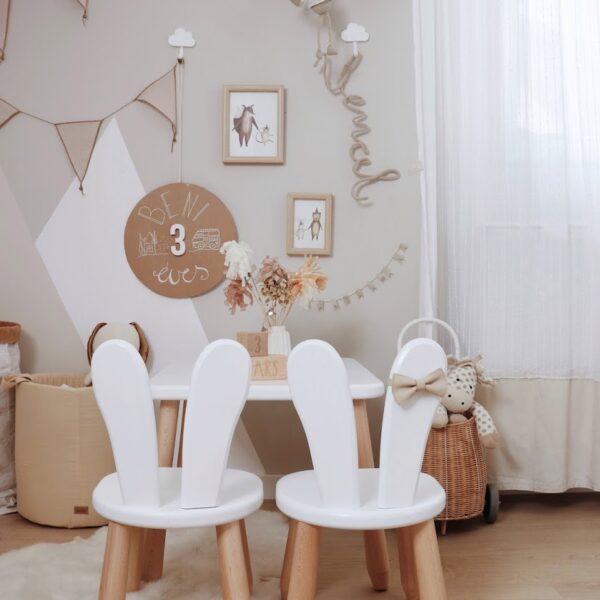 Kidozia Kindertisch-Set „Natur White Bunny“ – 2 Stühle + 1 Tisch aus massivem Buchenholz
