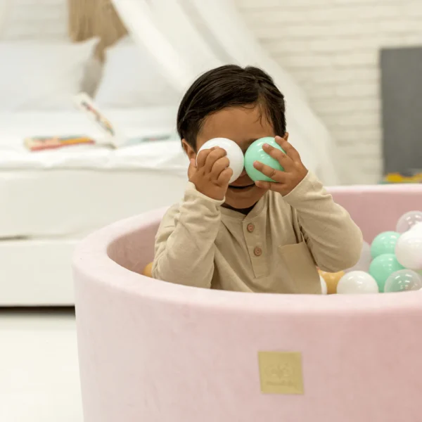 MeowBaby® Bällebad aus Samtstoff puderrosa - 90 x 30 cm, 200 Bälle weiss/durchsichtlich